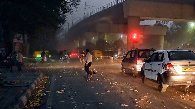 दिल्ली में न्यूनतम तापमान 29 डिग्री सेल्सियस रहा; मौसम विभाग ने आंधी-तूफान के लिए जारी किया येलो अलर्ट